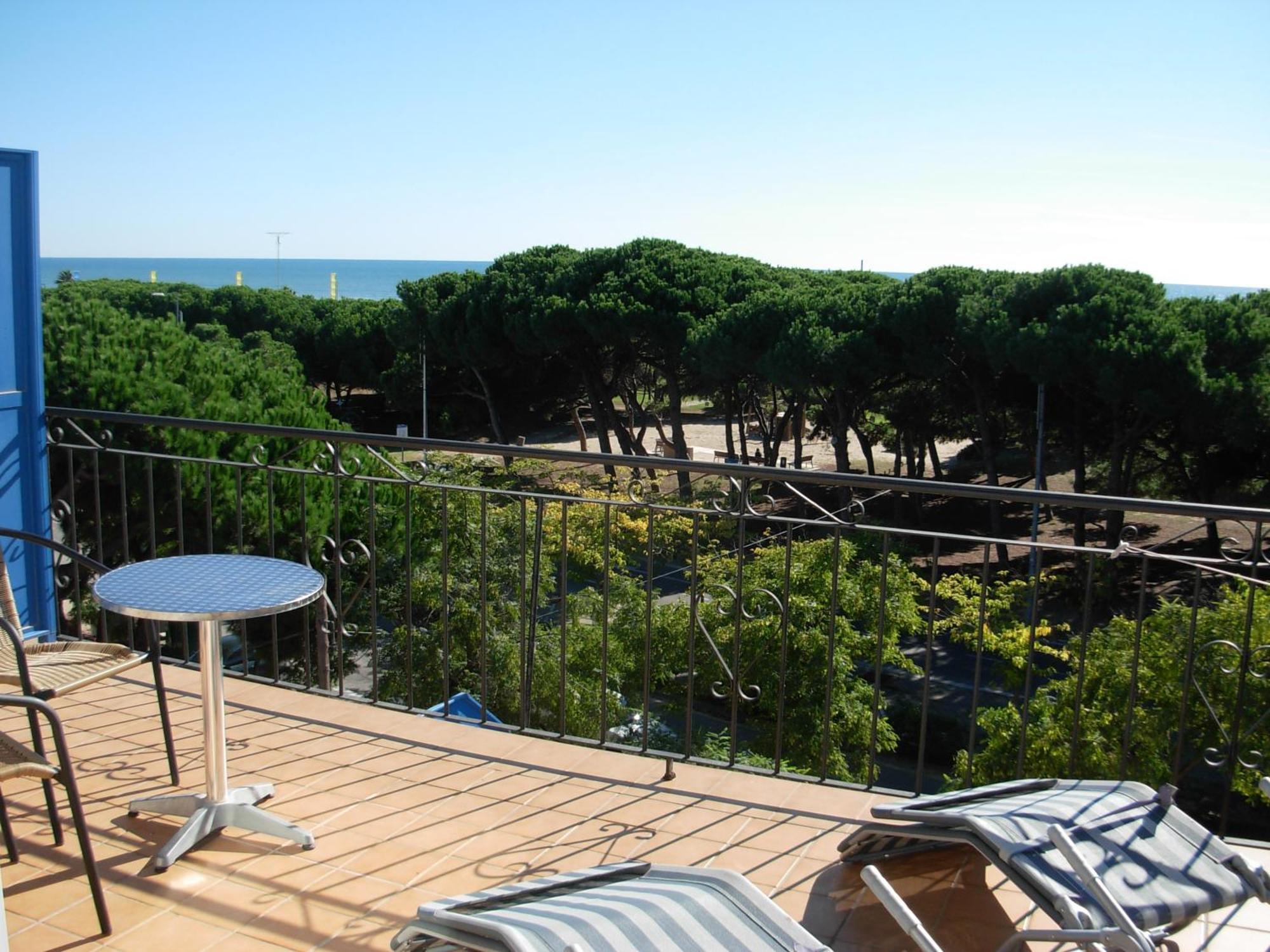 Hotel Rodsan Suizo Castelldefels Exteriör bild