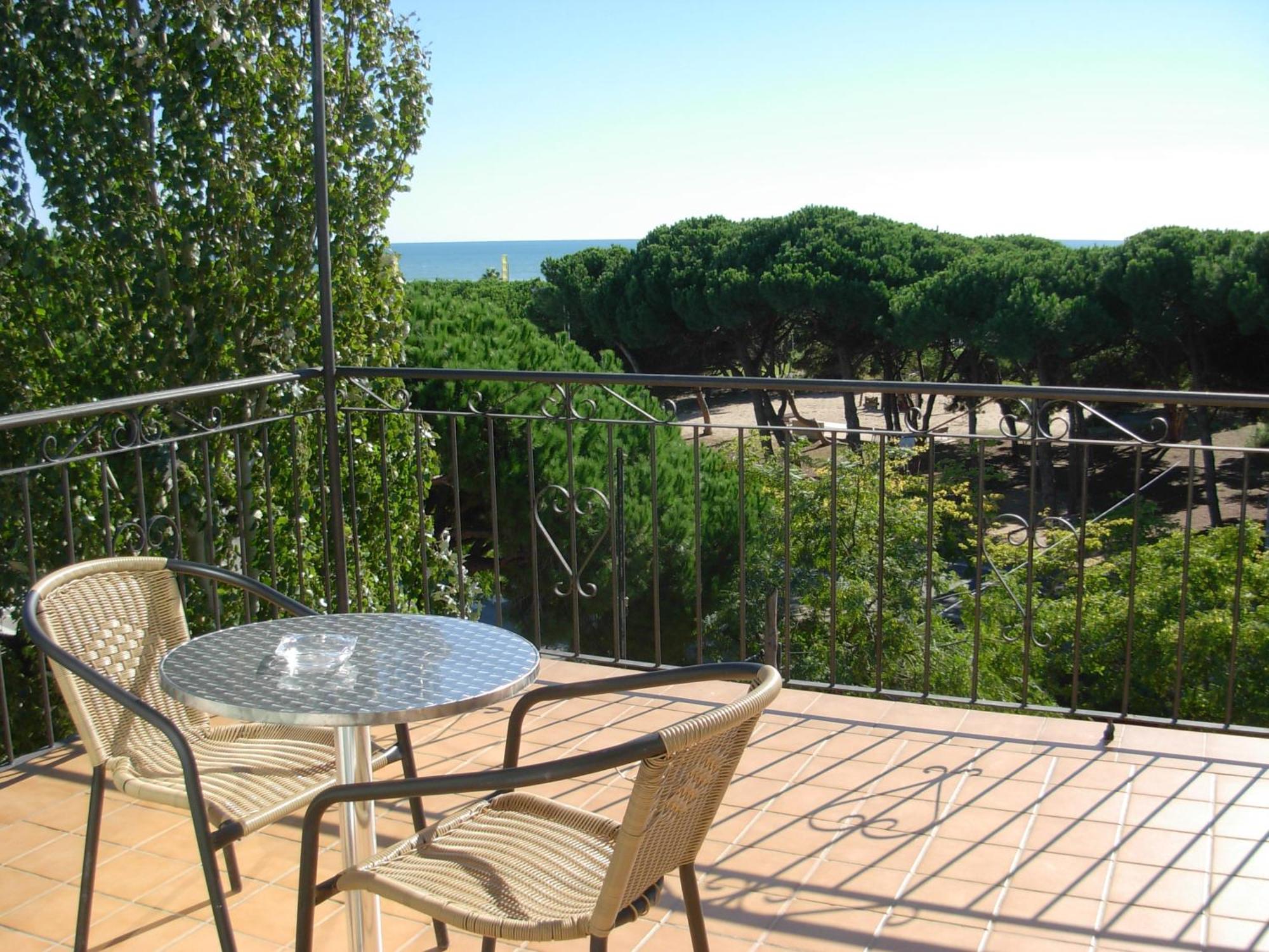 Hotel Rodsan Suizo Castelldefels Exteriör bild