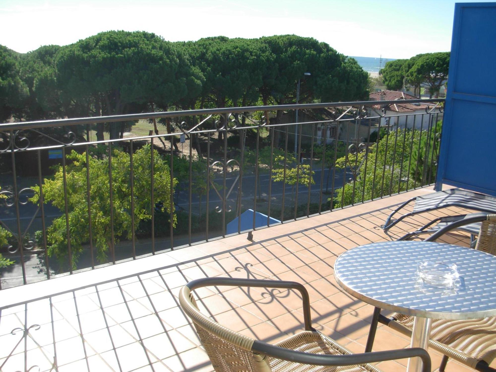 Hotel Rodsan Suizo Castelldefels Exteriör bild
